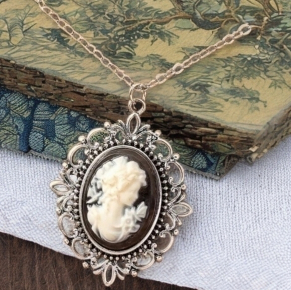 MODCLOTH ANTIQUED VINTAGE CAMEO NECKLACE 2 - Picture 6 of 7